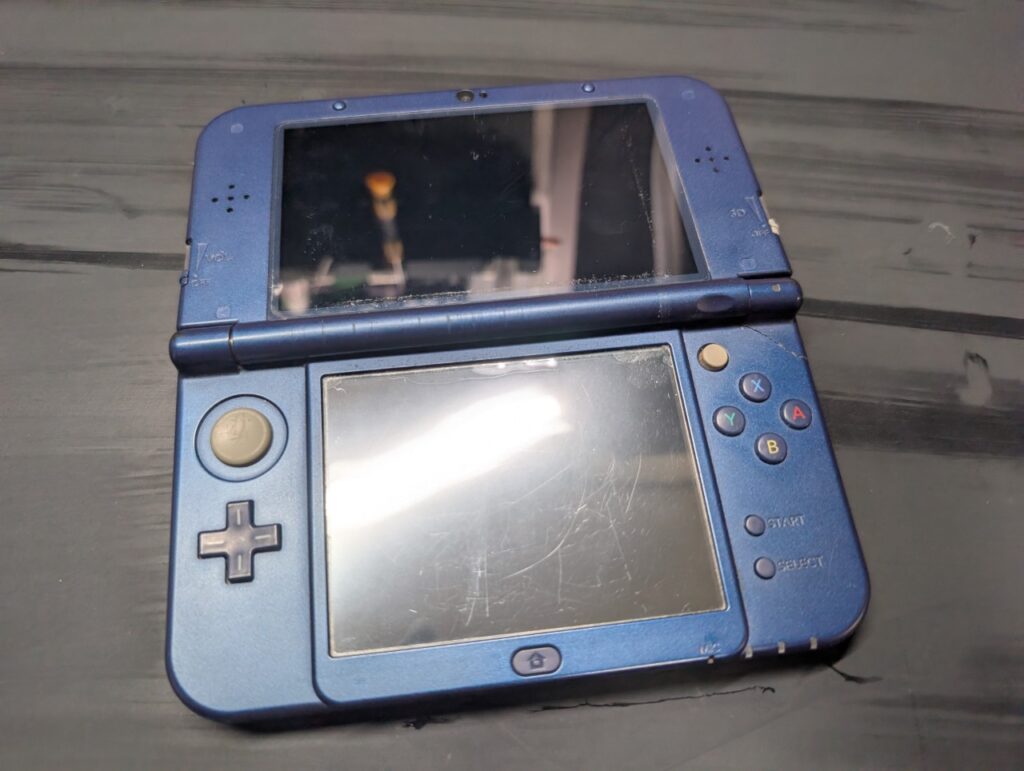 ヒンジが破損したNEW3DSLL