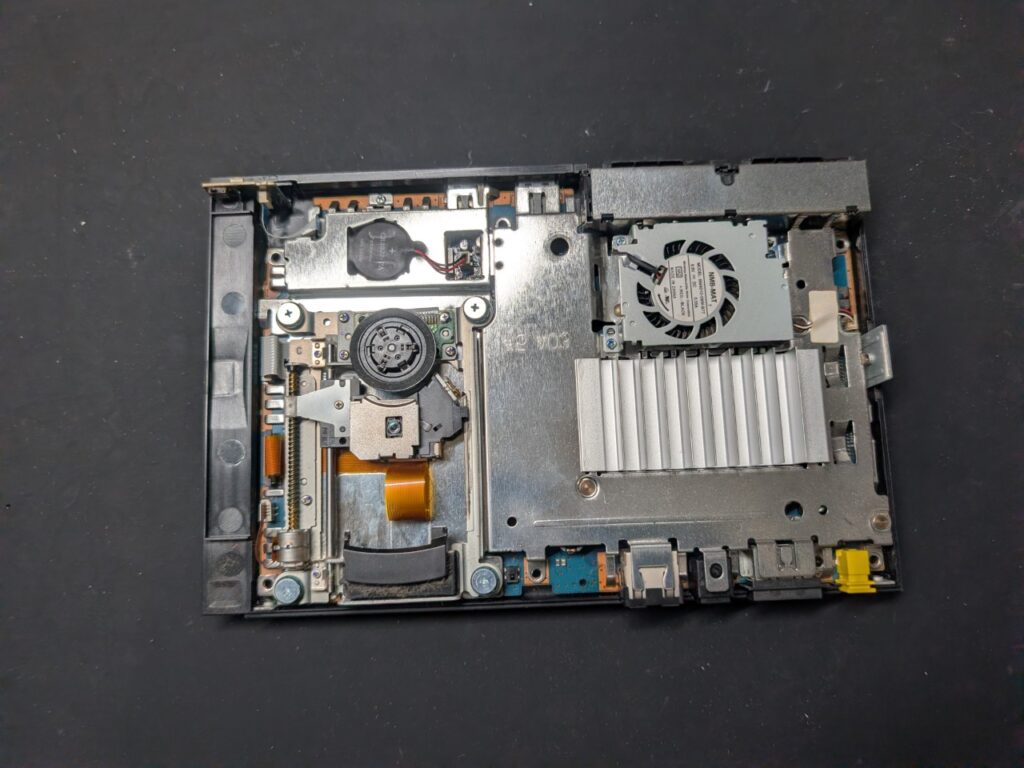 映像が出力されないSCPH-75000の分解時の写真