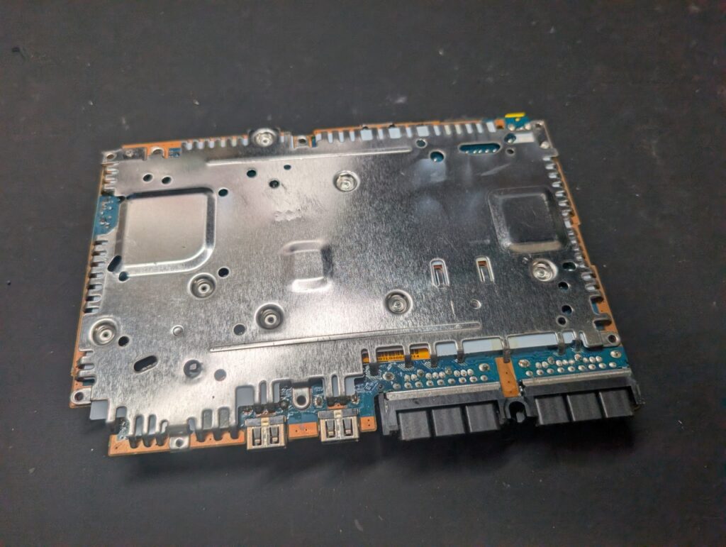 映像が出力されないSCPH-75000の分解時の写真