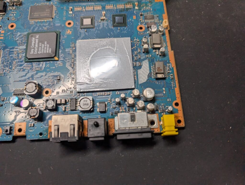 映像が出力されないSCPH-75000のメイン基板