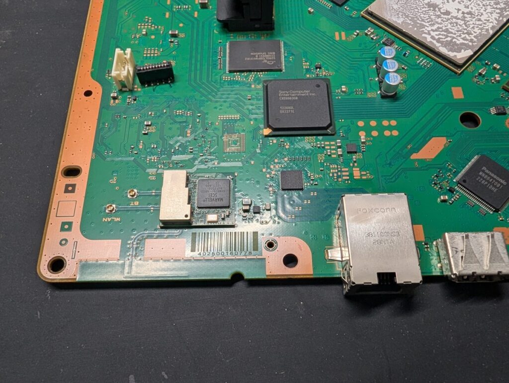 CECH-4200のアップデートエラーの原因を点検中の様子