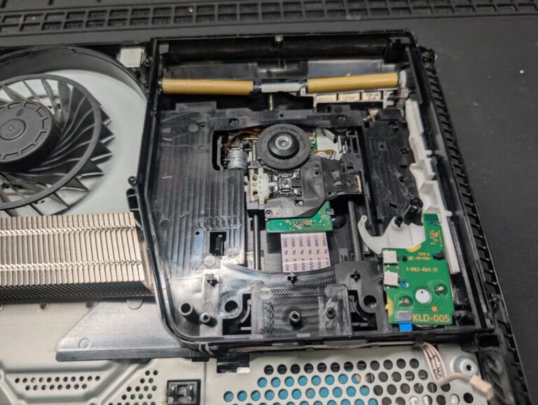 CUH-2100のディスクドライブの写真