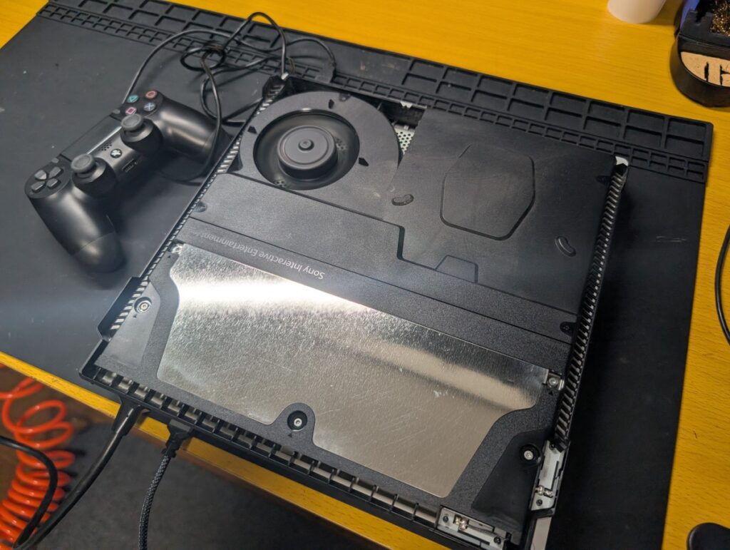 CUH-7000の修理後の動作点検時の様子