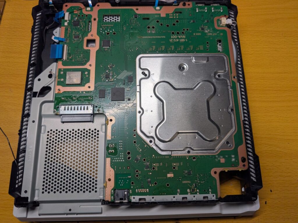 CUH-7000の分解時の写真