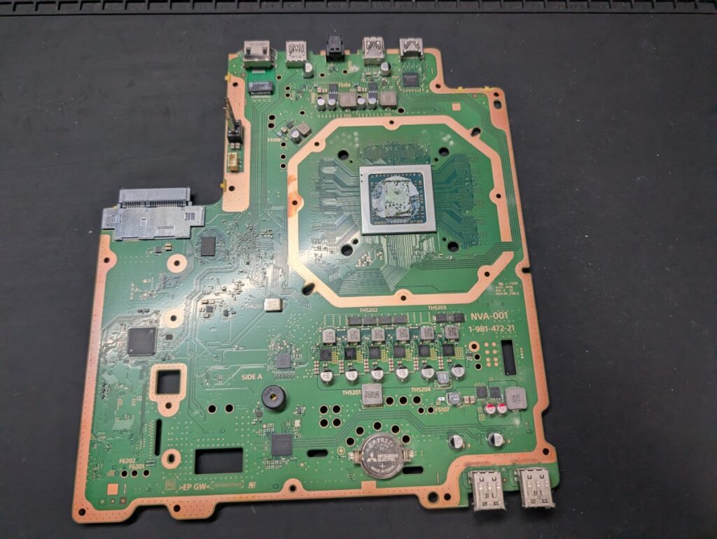 CUH-7000のメイン基板の写真