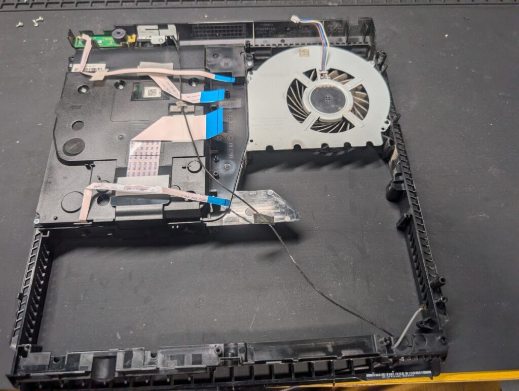 CUH-2100Bのディスクドライブ修理後の組み立て時の写真