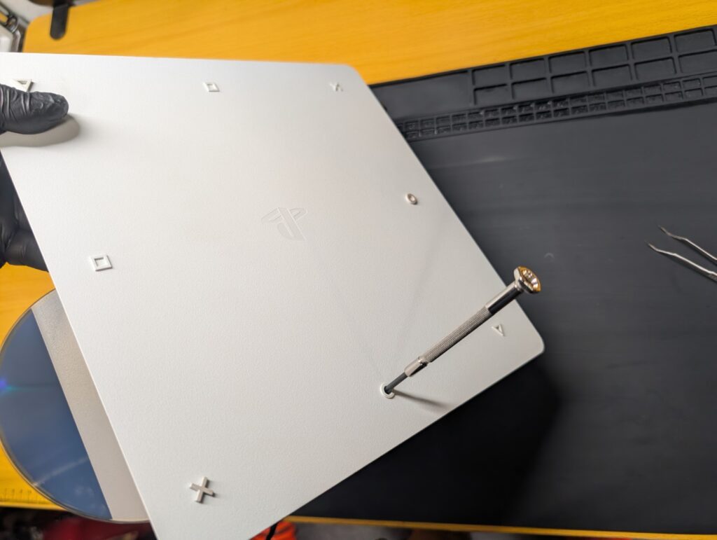 CUH-2100Bのディスクの手動取り出し時の写真