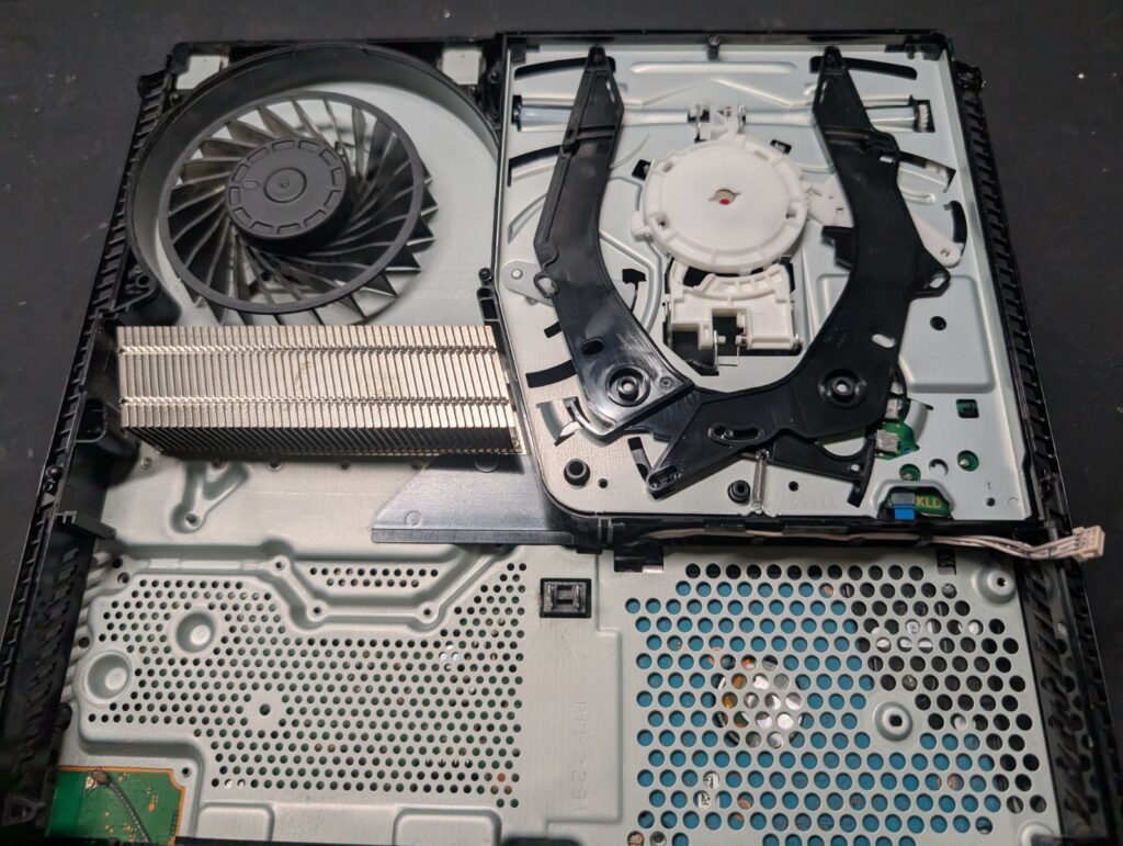 CUH-2100Bのディスクドライブ修理後の組み立て時の写真