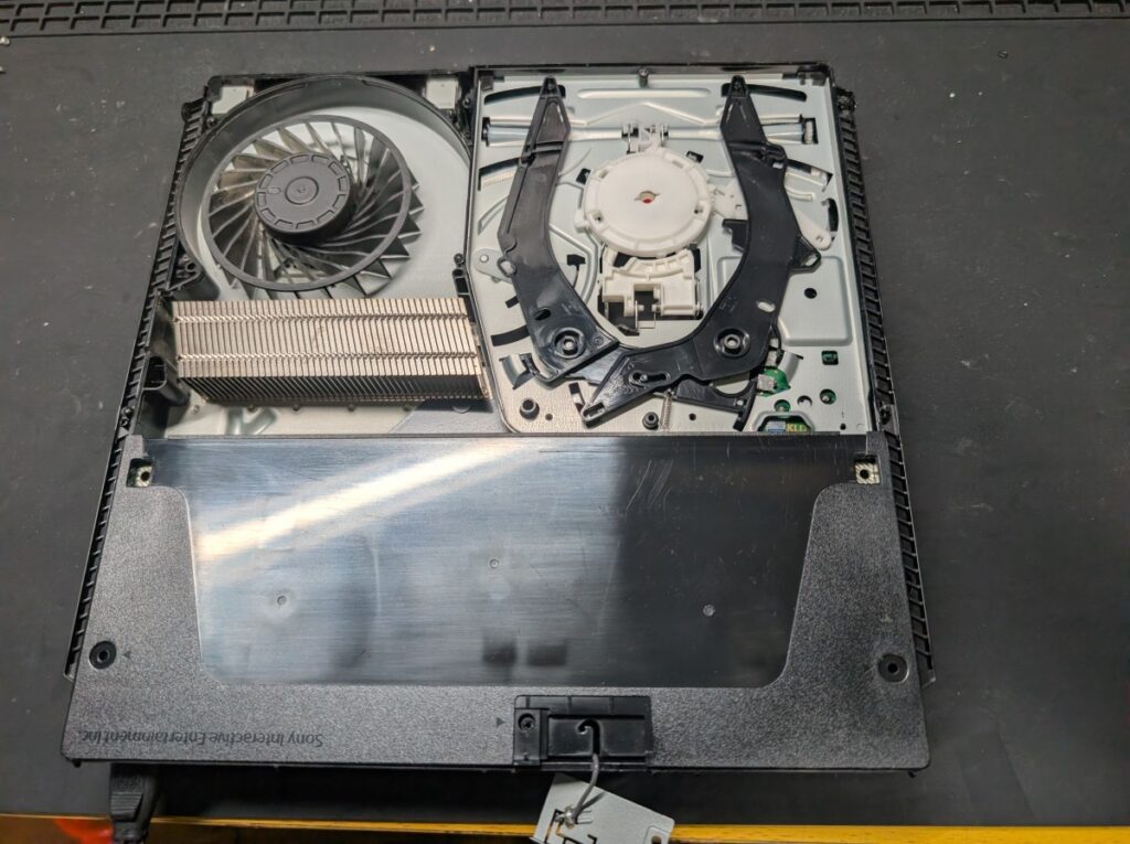 CUH-2100Bのディスクドライブ修理後の組み立て時の写真