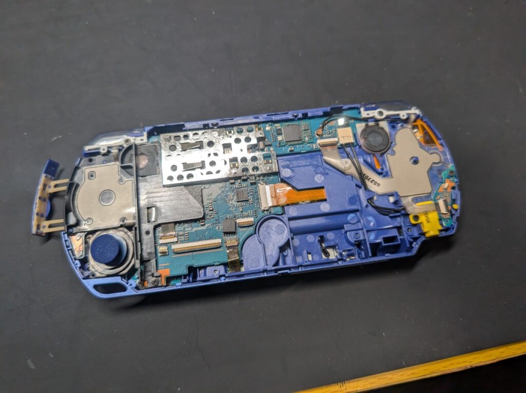 PSP-2000のUMDドライブ交換後の組み立て時の写真