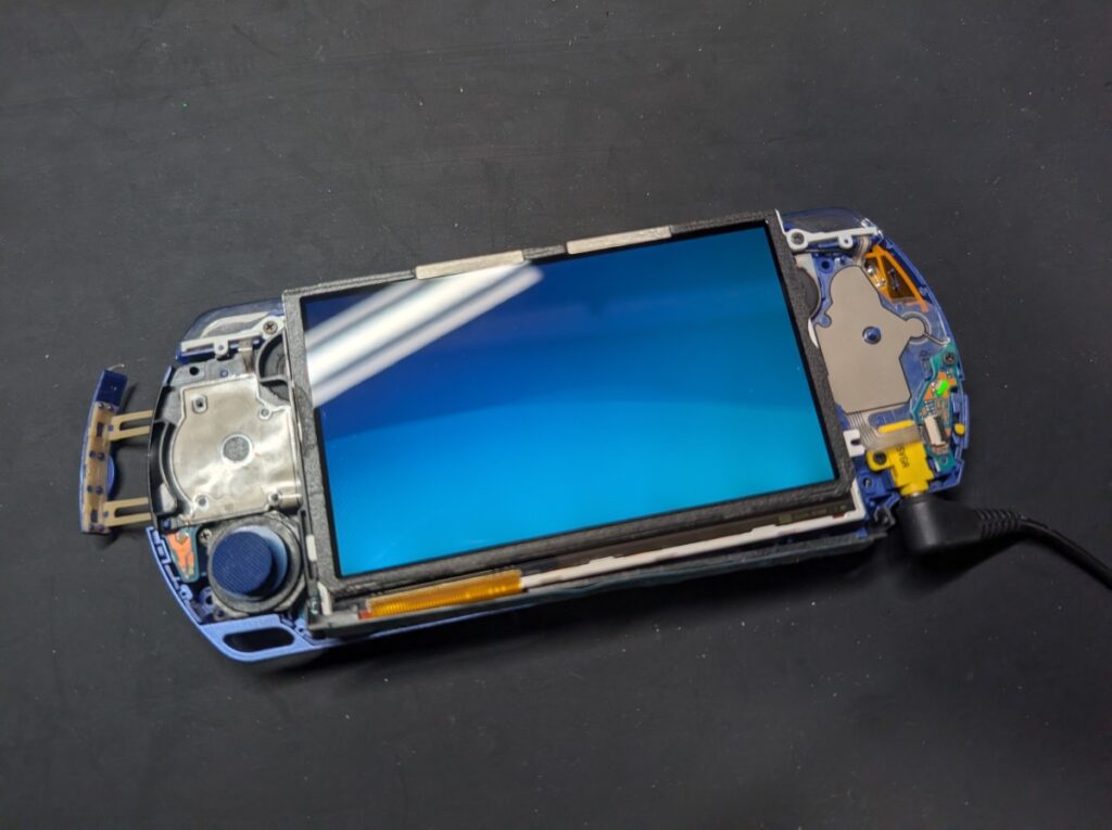 PSP-2000のUMDドライブ交換後の動作点検時の様子