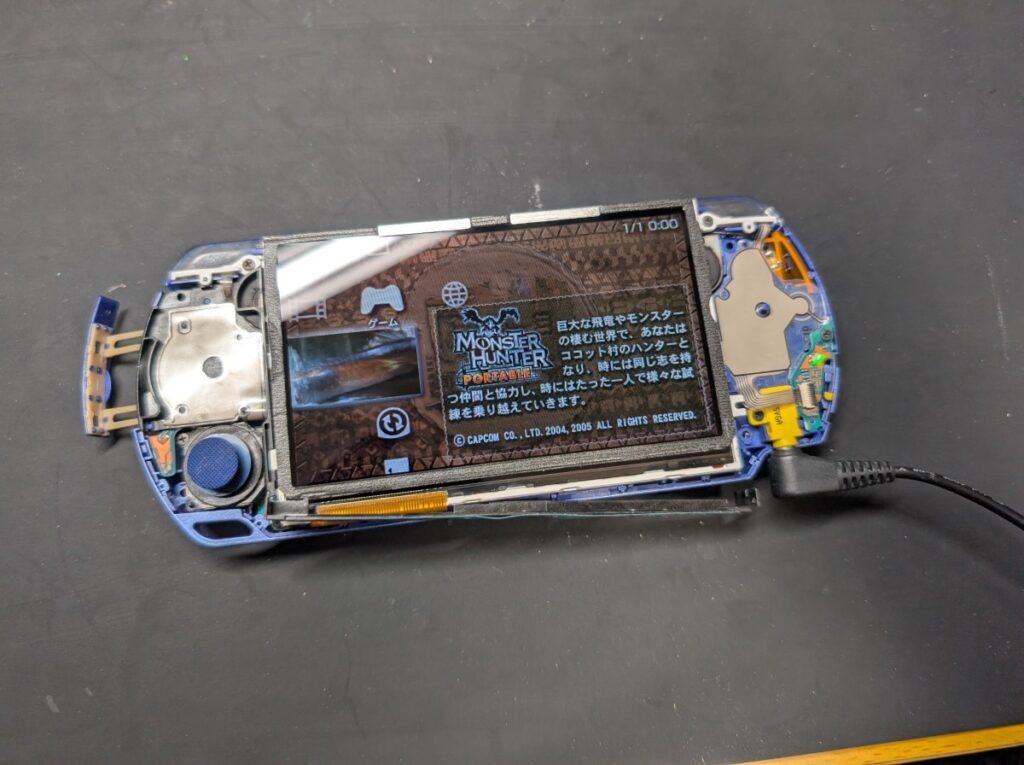 PSP-2000のUMDドライブ交換後の動作点検時の様子