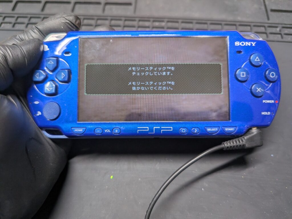 PSP-2000のUMDドライブ交換後の動作点検時の様子