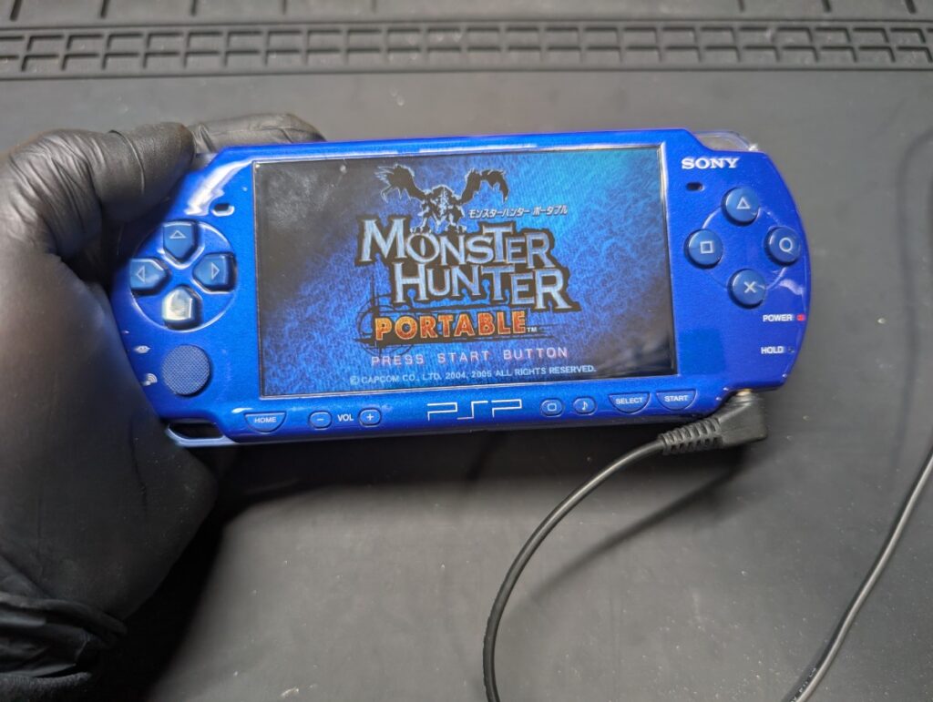 PSP-2000のUMDドライブ交換後の動作点検時の様子