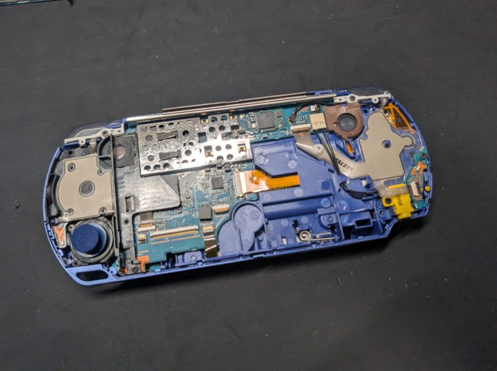 PSP-2000の液晶取り外し後の写真