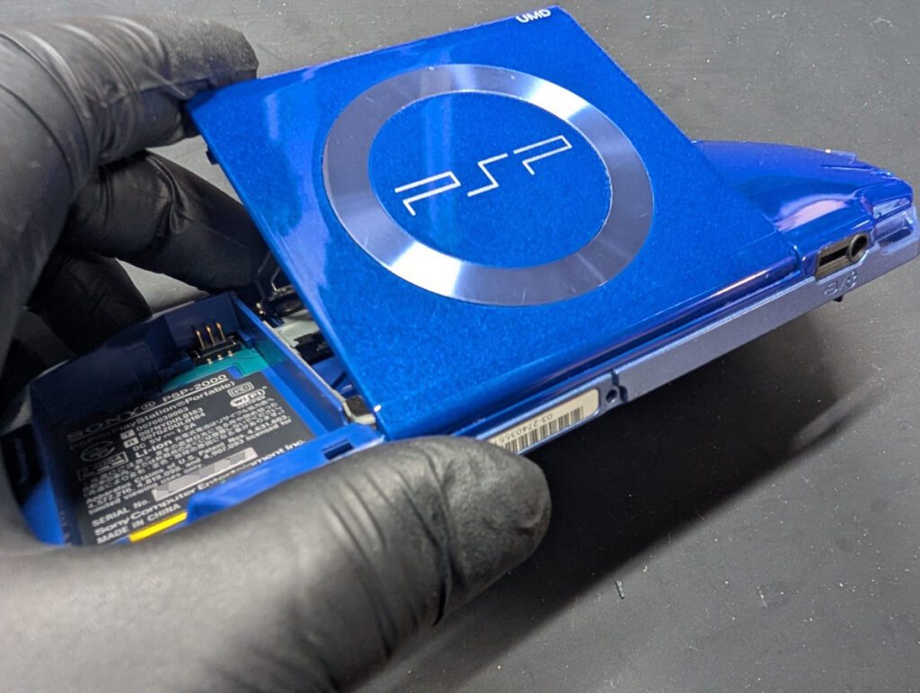 PSP-2000のUMDカバー取り外し時の写真