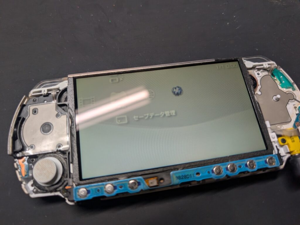 PSP-3000のボタン交換後の動作点検時の写真
