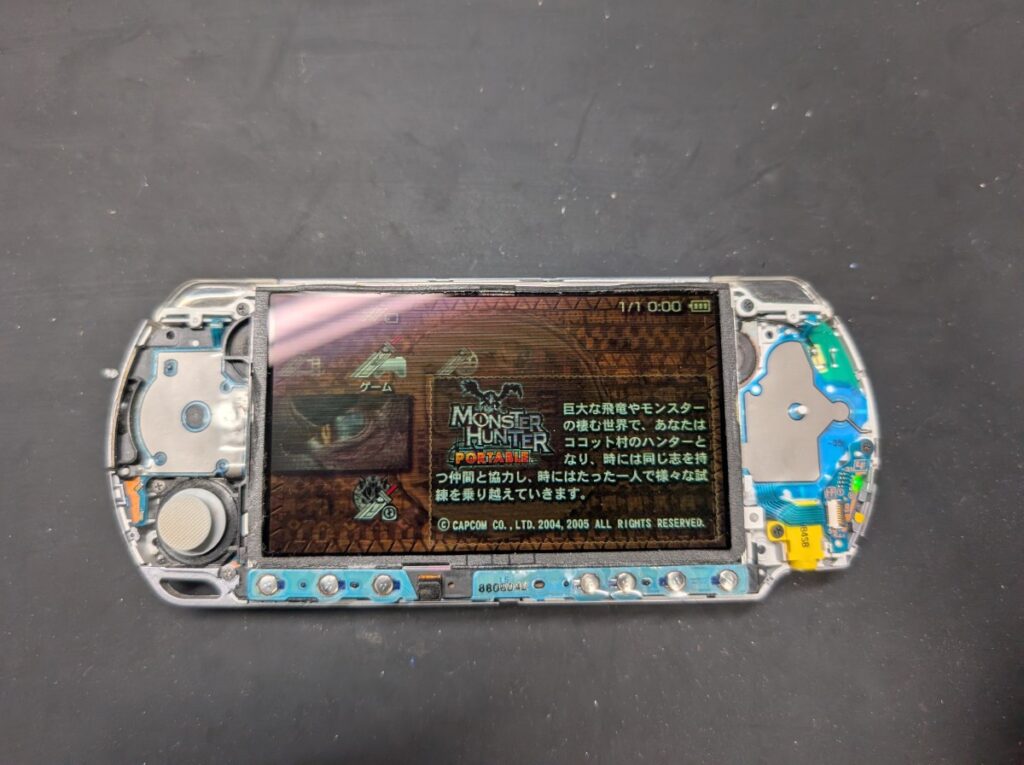 PSP-3000のUMDドライブ交換後の動作点検時の写真
