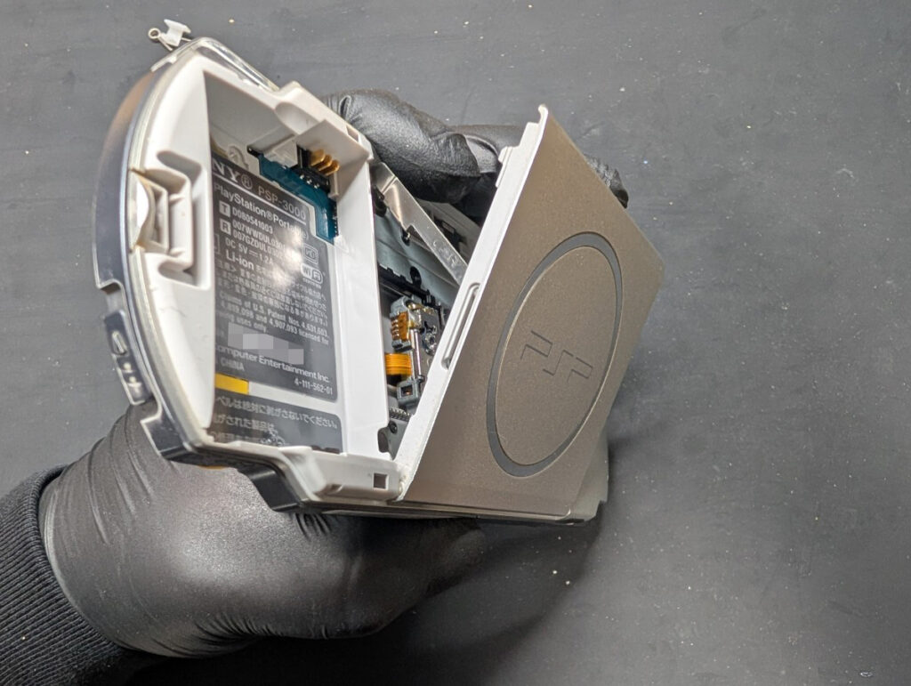 PSP-3000 UMDカバー取り外し後の写真