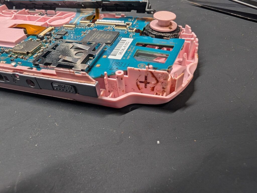 十字キーが反応しないPSP-3000のLボタン部分の写真