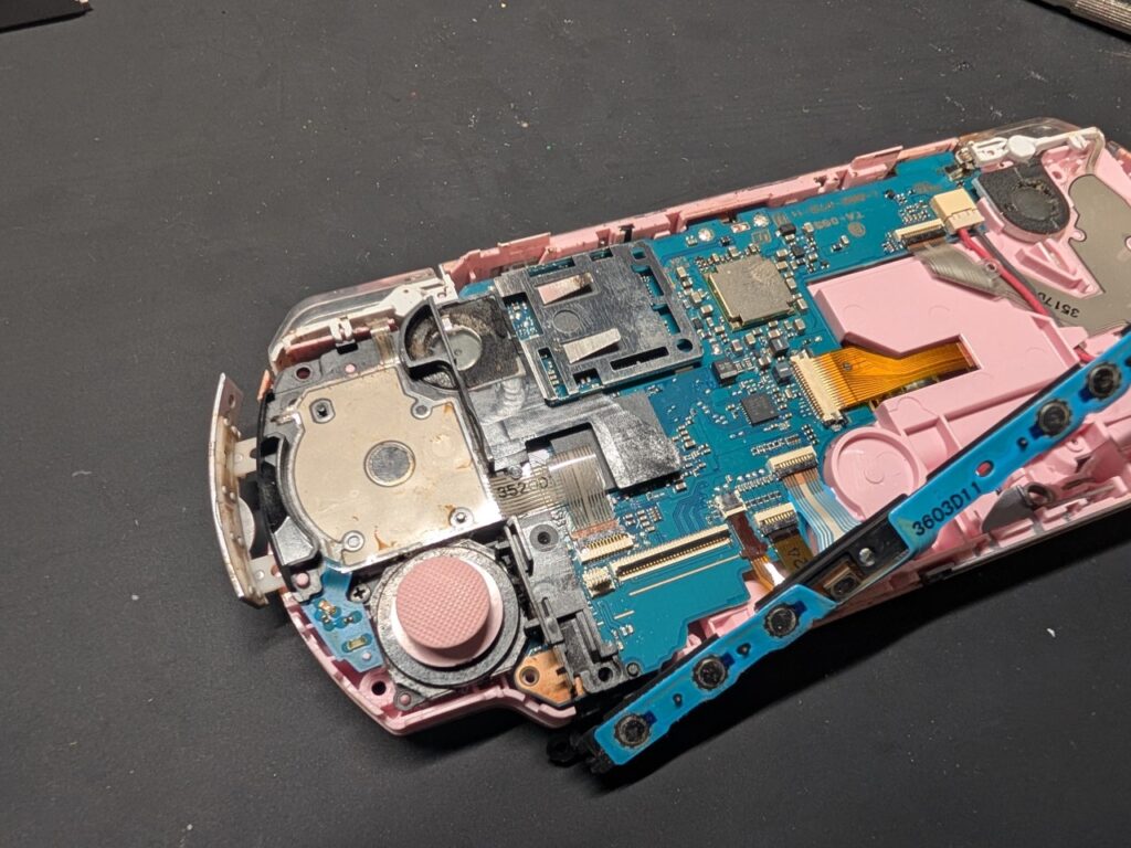 十字キーが反応しないPSP-3000のボタン部分