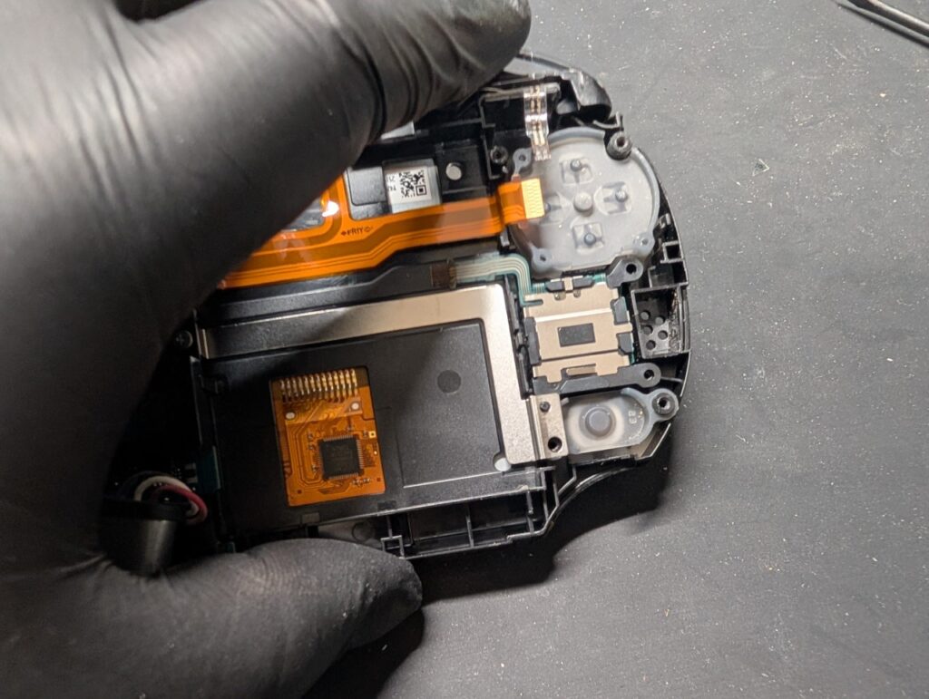 PSvitaPCH-2000のスティック交換時の写真