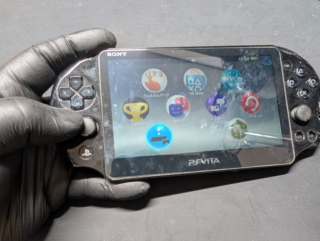 PSvitaPCH-2000のスティック交換後の動作点検時の写真