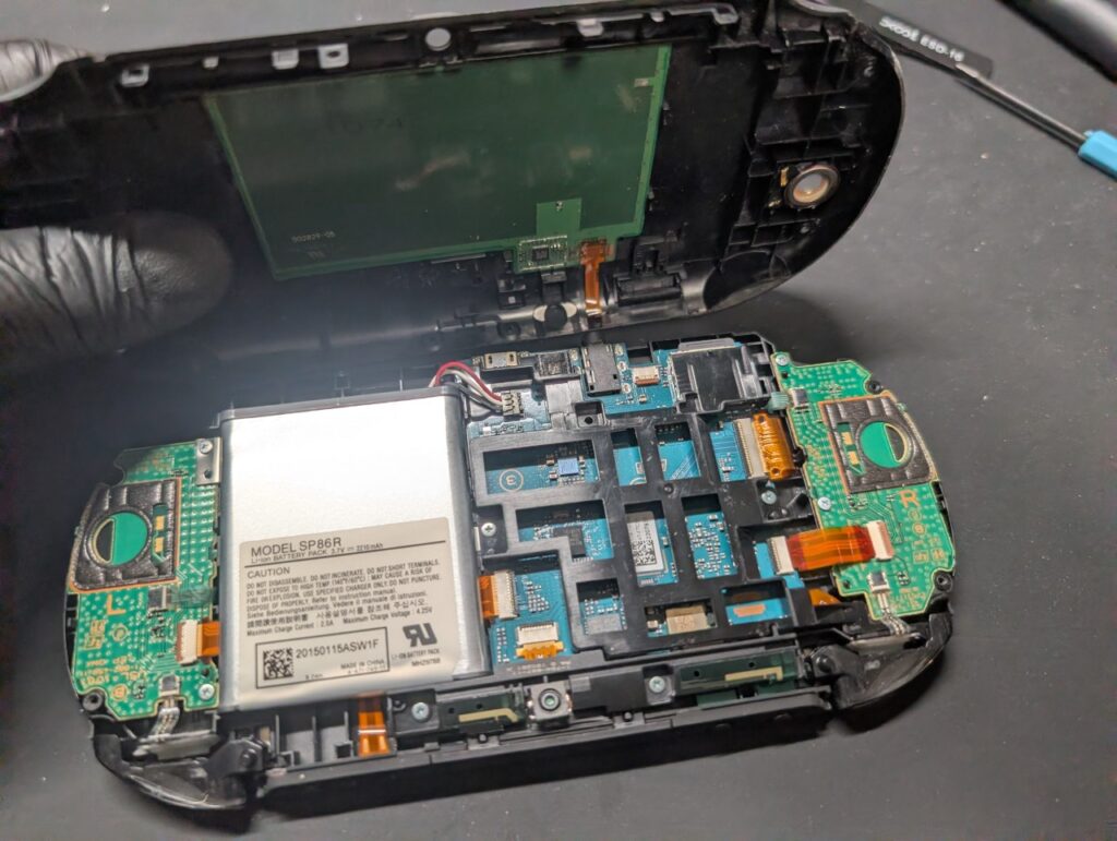 PSvitaPCH-2000のスティック交換後の動作点検時の写真