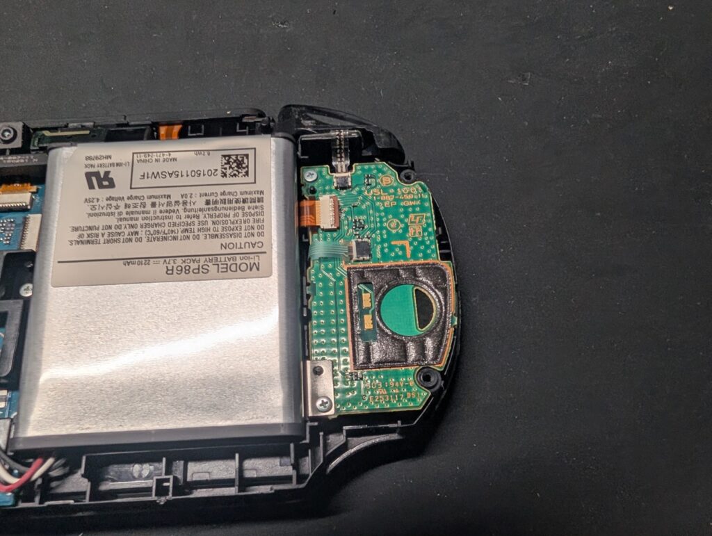 PSvitaPCH-2000の左スティック基板の写真