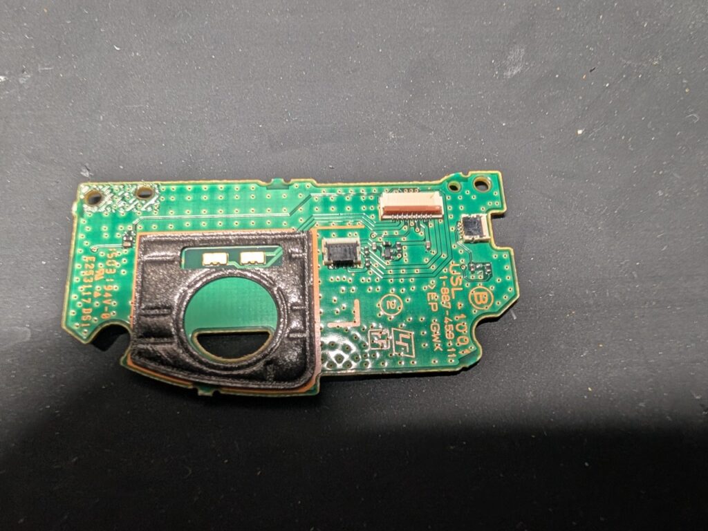 PSvitaPCH-2000の左スティック基板の写真