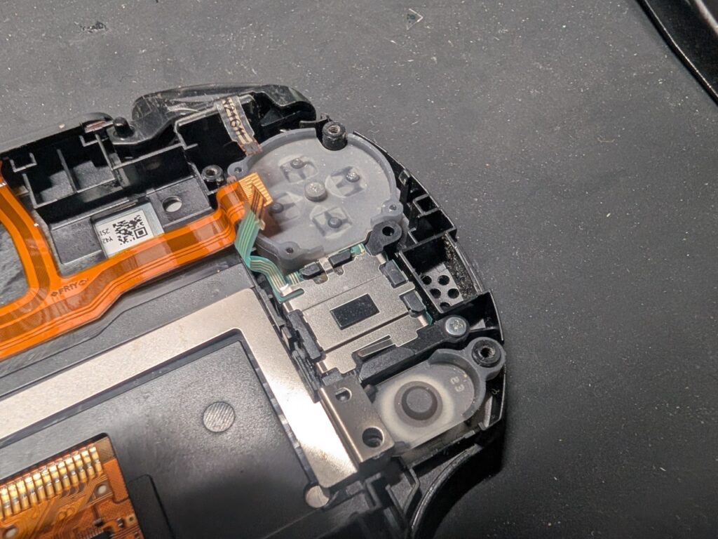 PSvitaPCH-2000のスティック交換時の写真