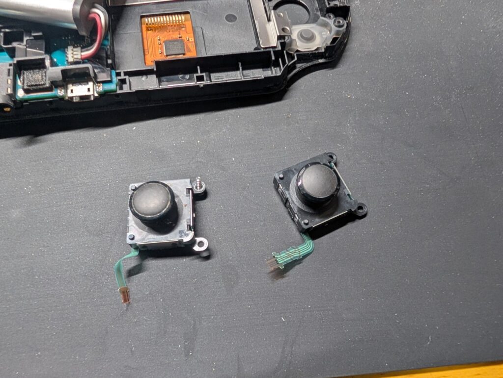 PSvitaPCH-2000のスティック交換時の写真