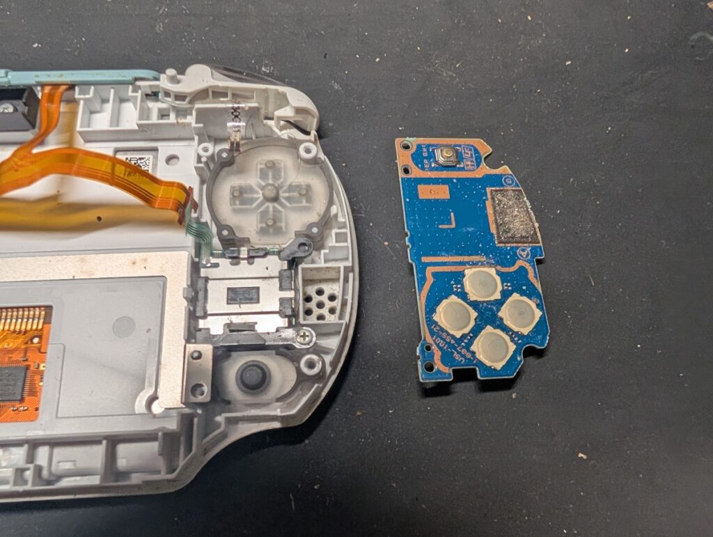 PS Vita PCH-2000のアナログスティック交換時の写真