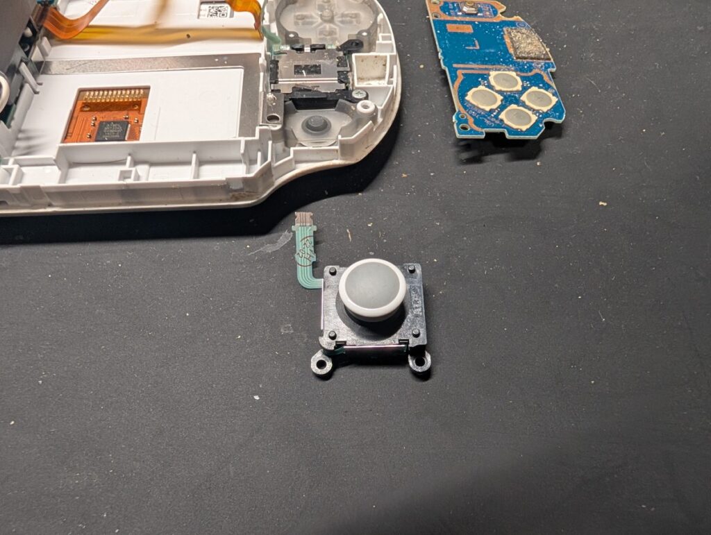 PS Vita PCH-2000のアナログスティック交換時の写真