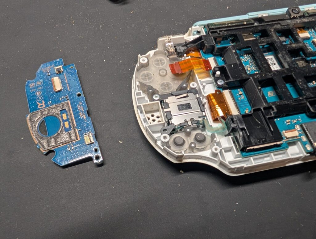 PS Vita PCH-2000のアナログスティック交換時の写真