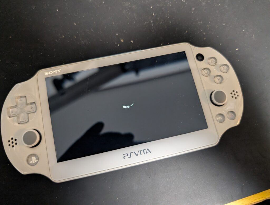 PS Vita PCH-2000のアナログスティック交換後の動作点検時の写真