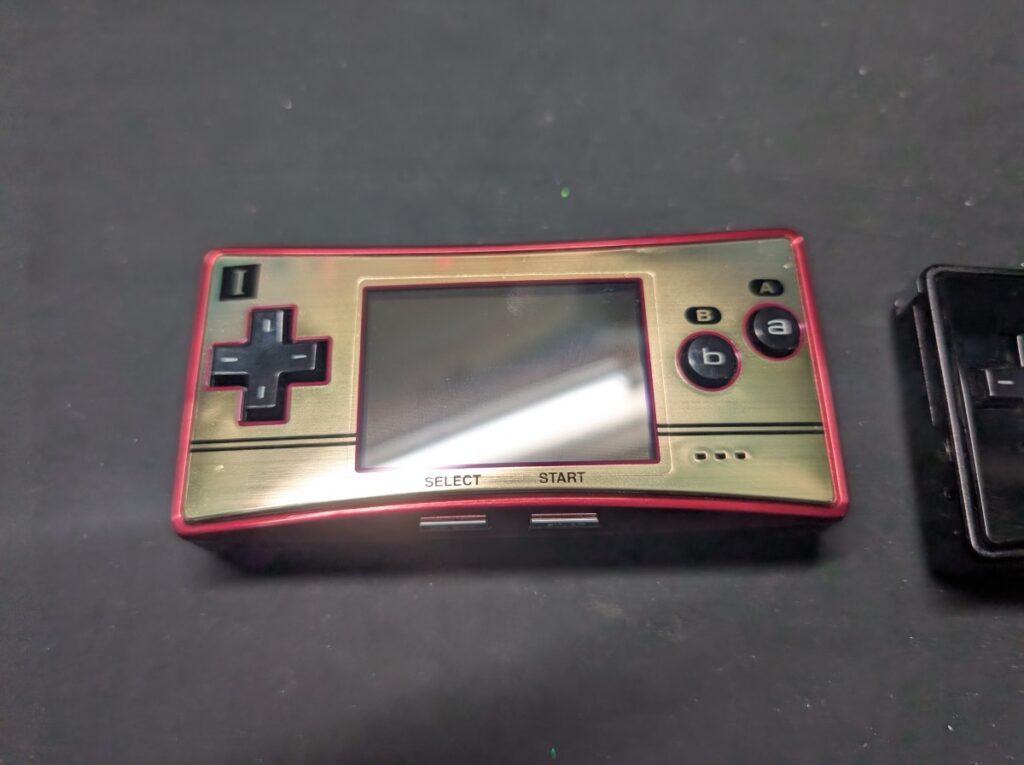 ゲームボーイミクロのファミコンカラーの写真