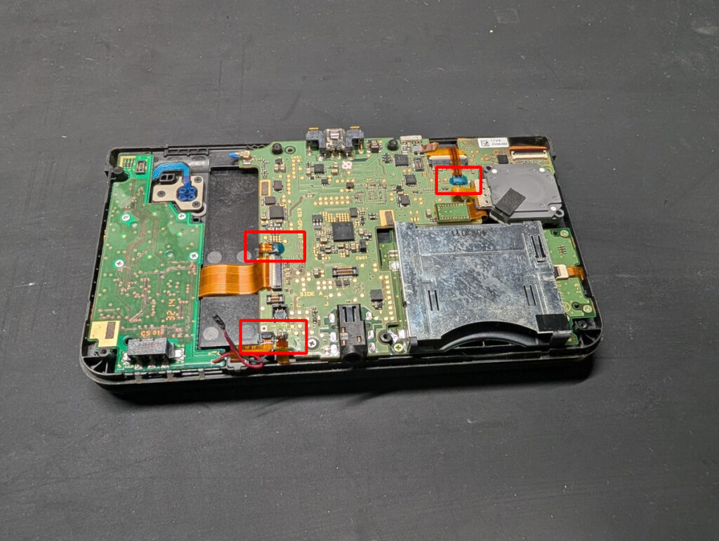 NEW3DSの起こしてはいけないラッチ部の写真