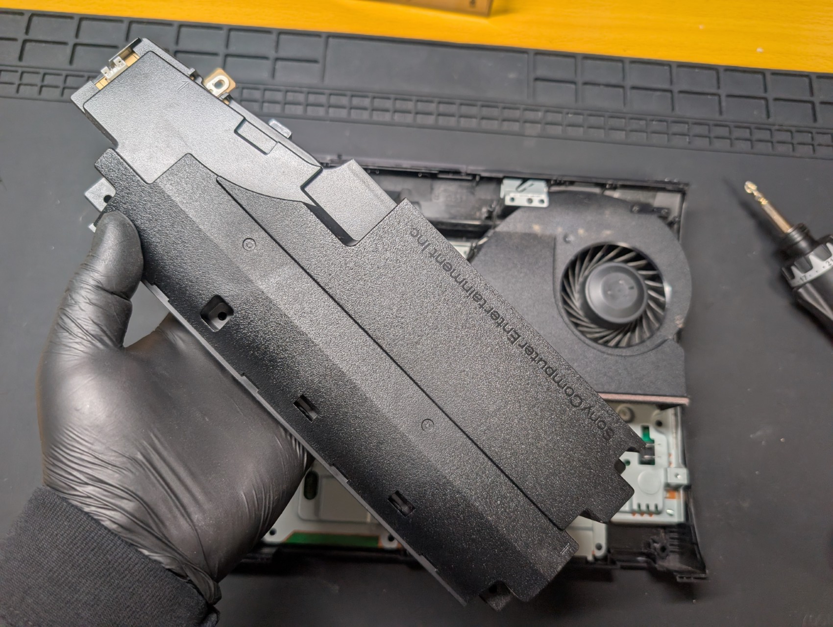 CECH-4300の本体と電源ユニットの写真