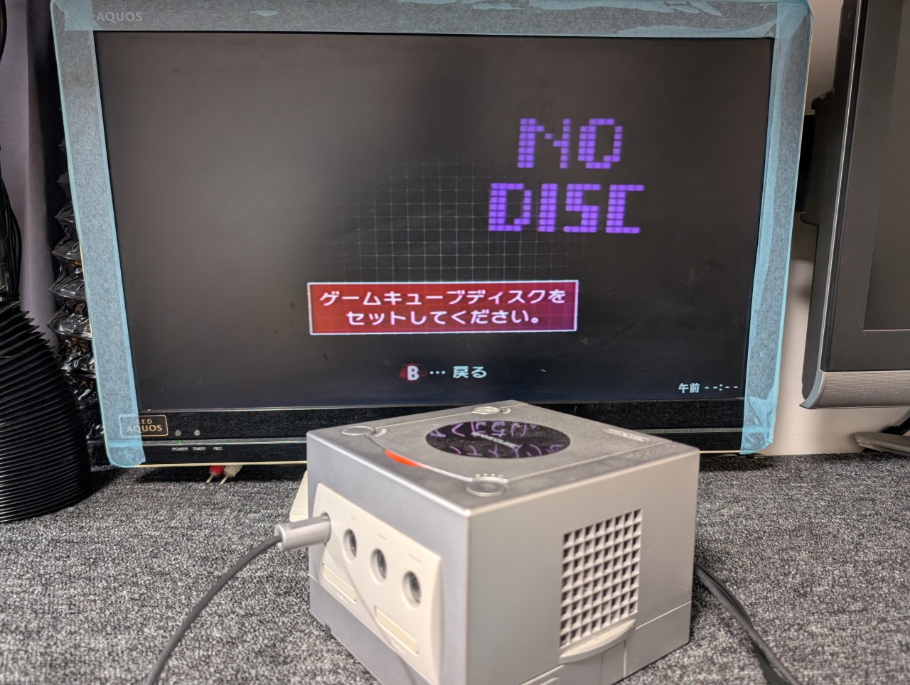 ゲームキューブ本体とディスクの読み込みエラー画面の写真