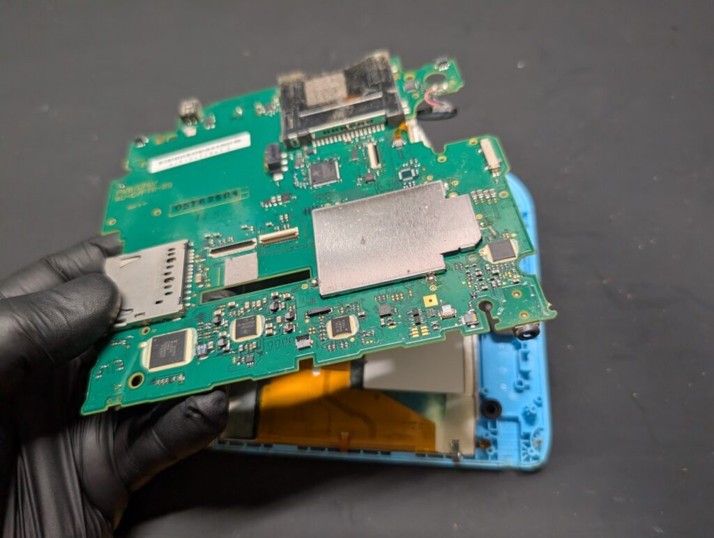 2DSの充電口修理後の組み立て時の写真