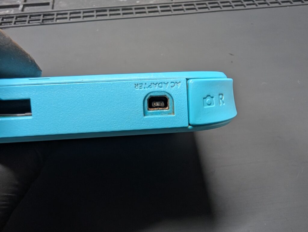 2DSの充電口の写真