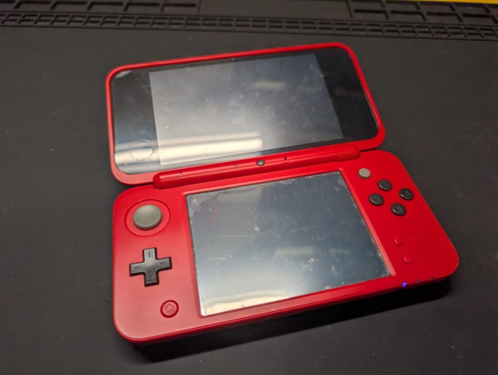 New 2DS LL 電源は入るが起動しない故障を修理｜青ランプは点灯するが 