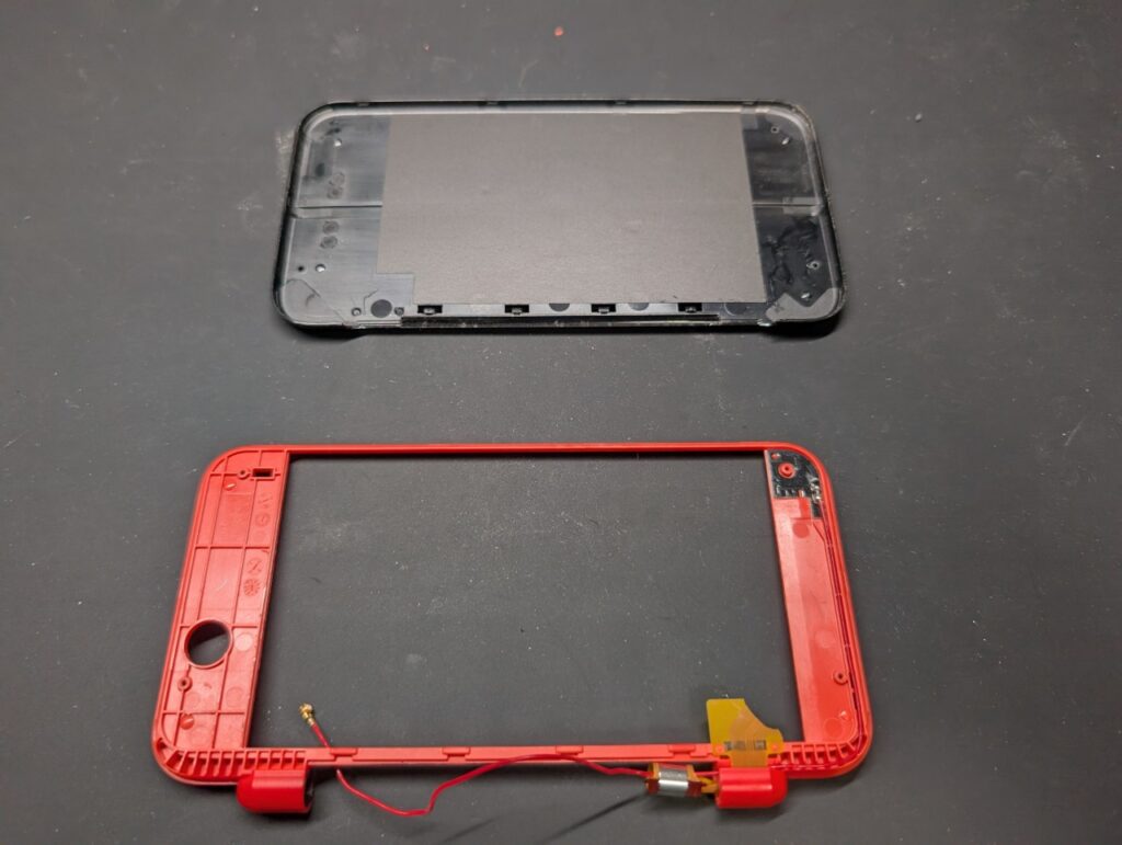 2DSLLの上液晶交換時の作業風景の写真