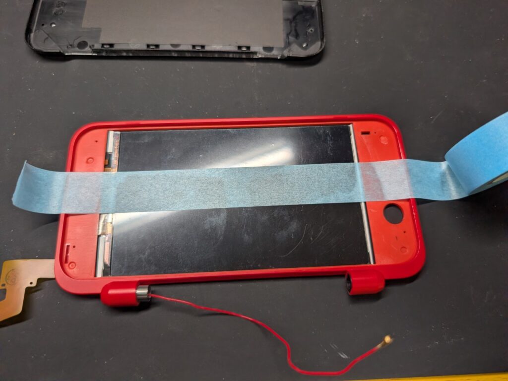 2DSLLの上液晶交換時の作業風景の写真