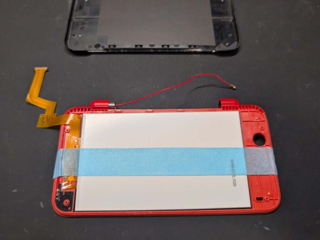 2DSLLの上液晶交換時の作業風景の写真