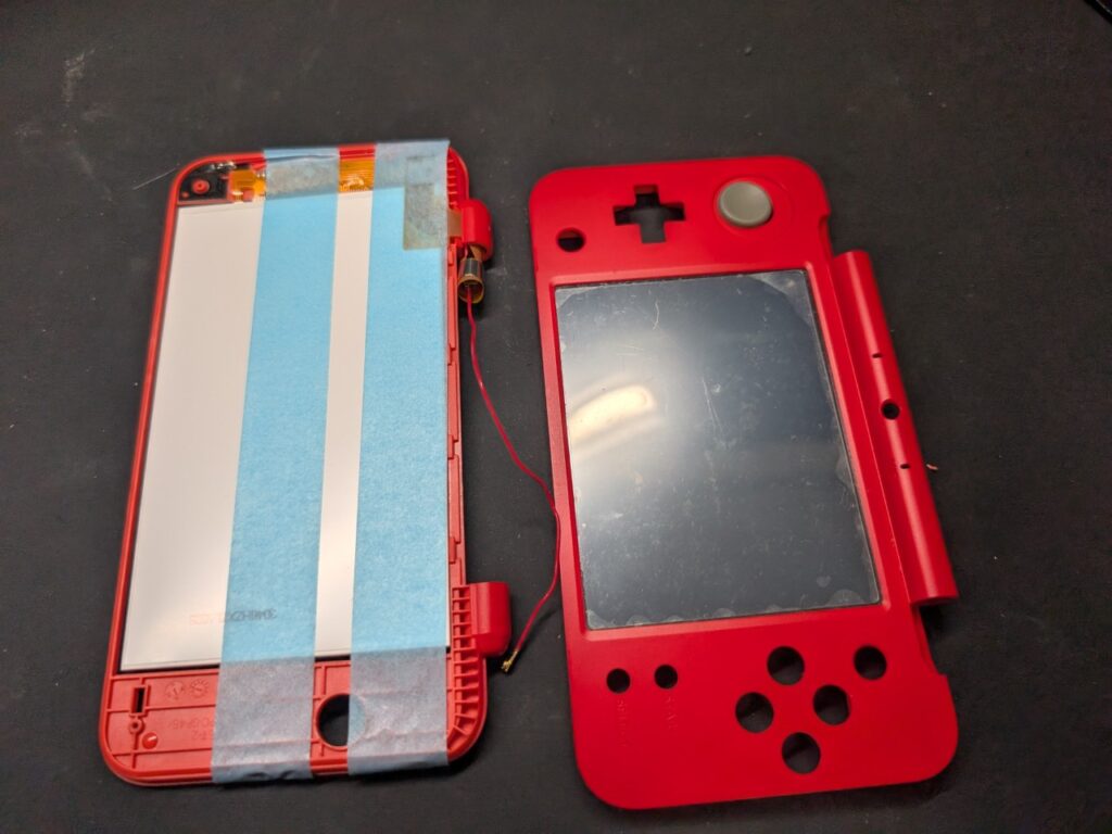 2DSLLの上液晶交換時の作業風景の写真