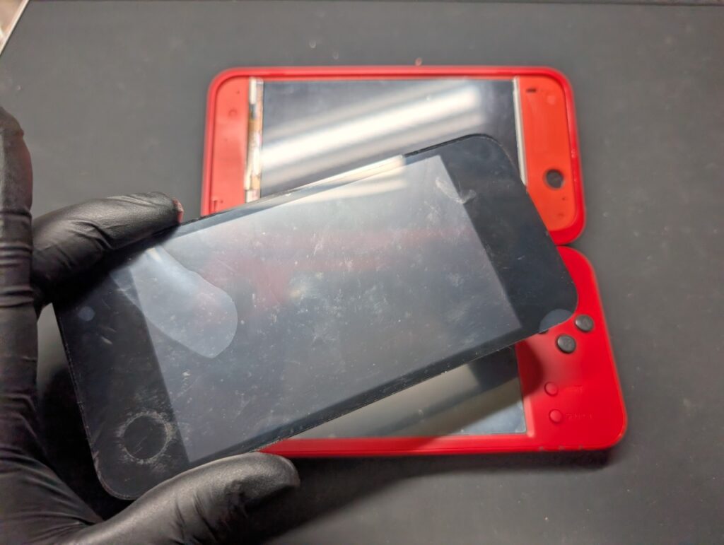 2DSLLの上液晶交換後の組み立て時の写真