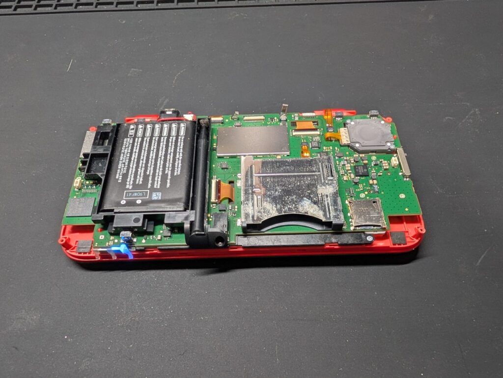 電源が入らない2DSLLの内部の写真