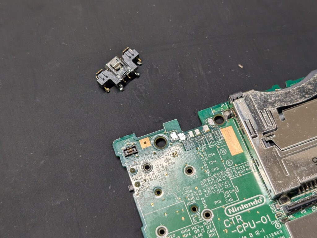 充電ができない3DSの修理時の写真